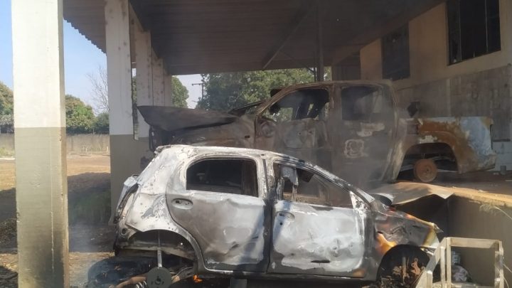 INCÊNDIO A VEÍCULO DENTRO DO LATICÍNIO NO LAR PARANÁ EM CAMPO MOURÃO