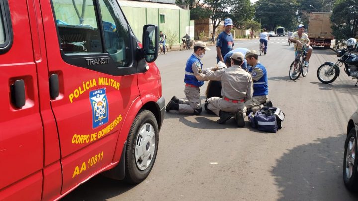 CICLISTA FICA FERIDA AO BATER BICICLETA CONTRA CARRO ESTACIONADO