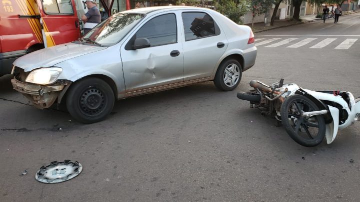 MOTOCICLISTA FICA FERIDA APÓS COLISÃO EM VEÍCULO NA ÁREA CENTRAL