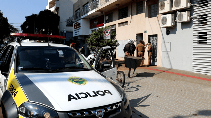 IDOSO TEM CELULAR ROUBADO NO TERMINAL URBANO E SUSPEITO É PRESO