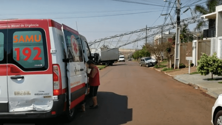 CAMINHÃO DERRUBA TORRE DE ALTA TENSÃO APÓS SER ATINGIDO POR CARRO