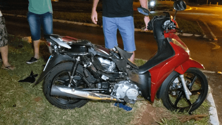 COLISÃO ENTRE MOTOCICLETA E CARRO DEIXA CASAL FERIDO
