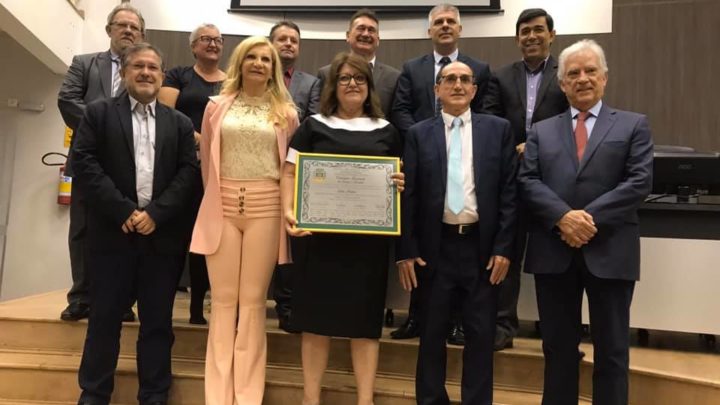 Câmara de vereadores de C.Mourão entrega título cidadania honoraria a Cida Freitas