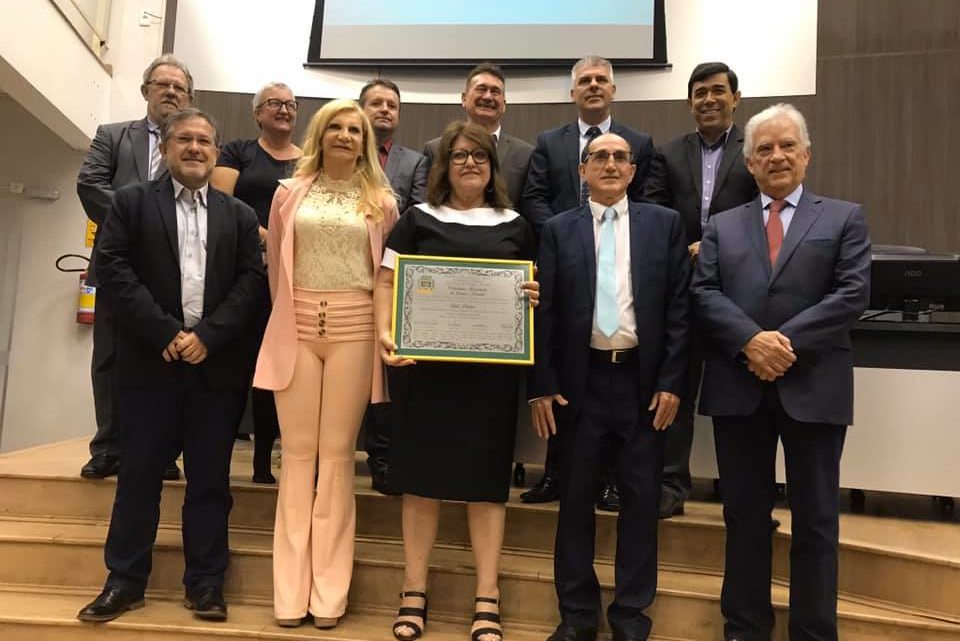 Câmara de vereadores de C.Mourão entrega título cidadania honoraria a Cida Freitas