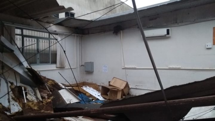 Telhado do setor de informática da Prefeitura de C.Mourão desabou devido o temporal de terça-feira