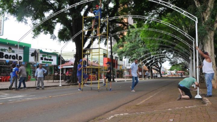 Enfeites de natal na praça da matriz começam a ser instalados.