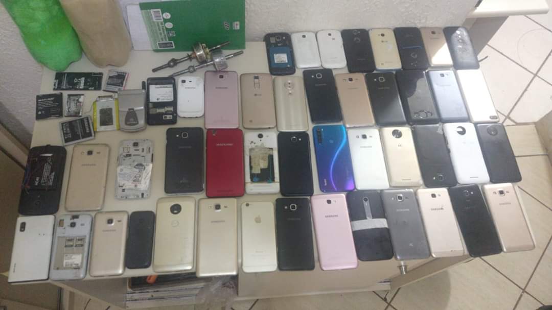 Operação pente fino na cadeia pública de Campo Mourão retira 47 celulares