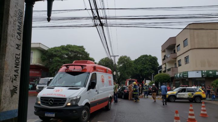 Acidente de trânsito na área central de Campo Mourão envolvendo dois automóveis deixou idoso ferido