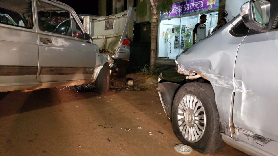 Rapaz perde controle de Fiat- 147 e bate em veículos estacionados na avenida Irmãos Pereira