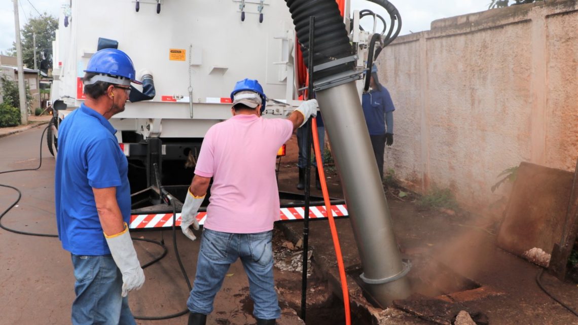Equipe da Secretaria de Obras faz teste em caminhão que desentope bueiros