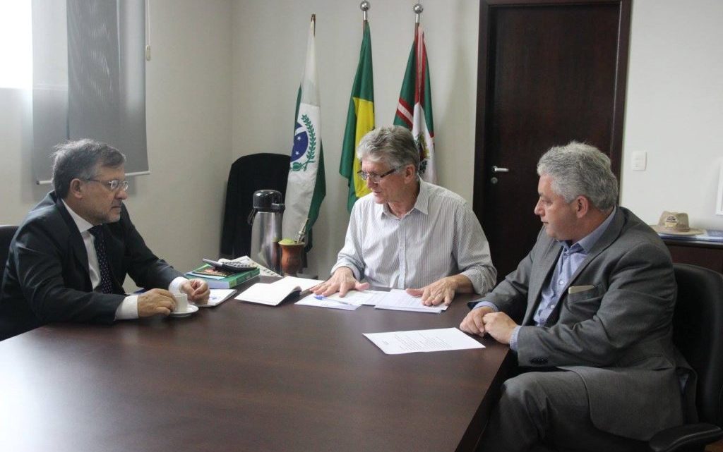Douglas Fabrício e Tauillo Tezelli garantem Junto ao Governo do Estado obras de pavimentação em estradas rurais