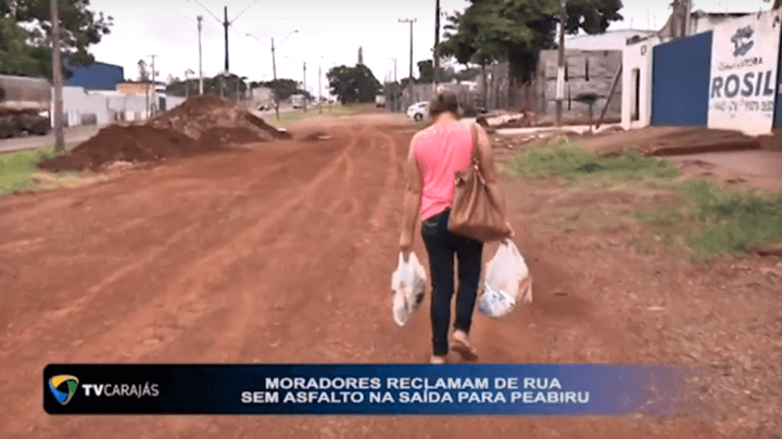 Moradores reclamam de rua sem asfalto em Campo Mourão