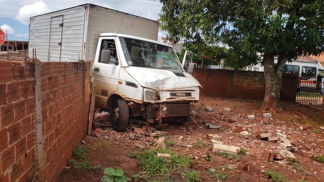 Acidente entre caminhão furgão e Van quase termina em tragédia no Jardim Tropical