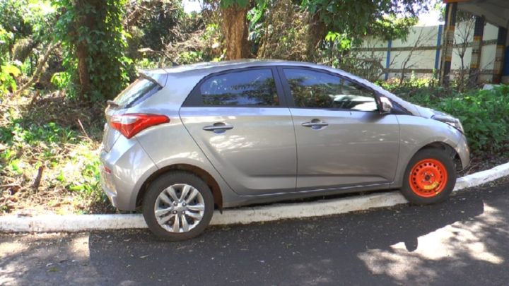 Veículo furtado no jardim Botânico é encontrado abandonado as margens da PR-487