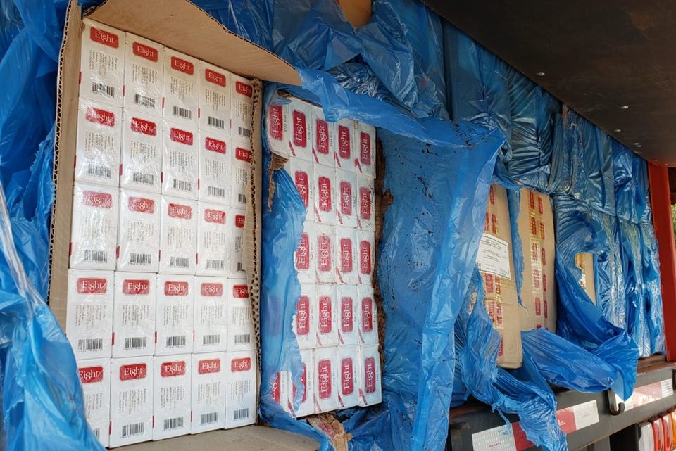 PRF apreende duas carretas com cerca de 1300 caixas de cigarros