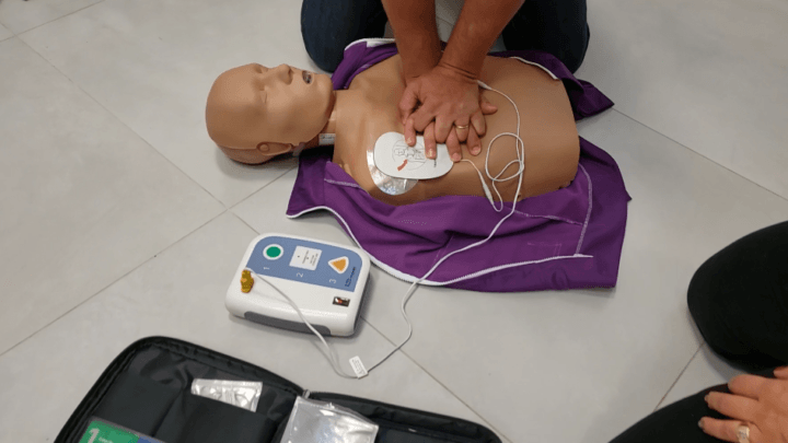 Vereador quer criar lei Municipal que obriga locais a ter um Desfibrilador externo automático (DEA) Vereador quer criar lei Municipal que obriga locais a ter um Desfibrilador externo automático (DEA)