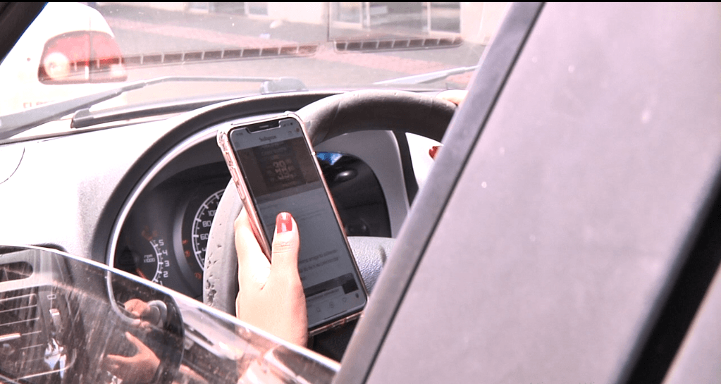 Usar celular enquanto dirige é uma das principais causas de acidentes no trânsito