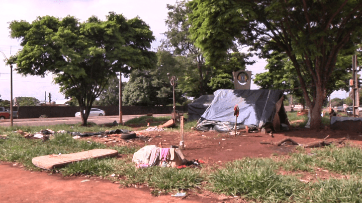 População volta a reclamar da falta de higiene de índios próximo a rodoviária de Campo Mourão