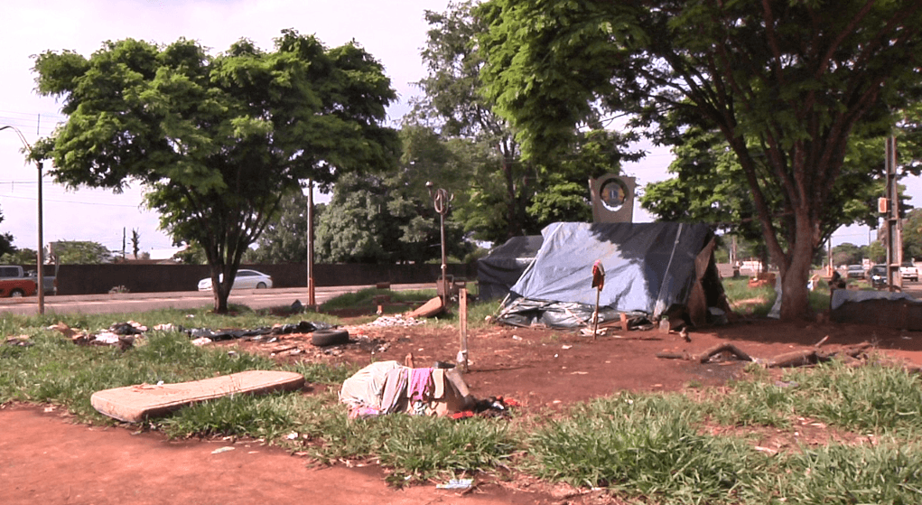 População volta a reclamar da falta de higiene de índios próximo a rodoviária de Campo Mourão