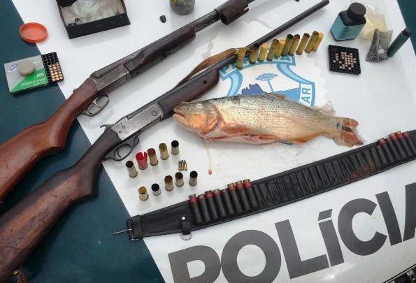 Dupla é flagrada com armas e com peixe de pesca proibida em Mariluz