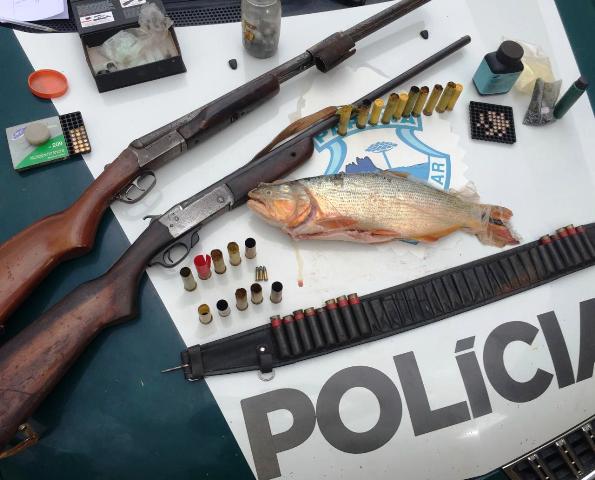 Dupla é flagrada com armas e com peixe de pesca proibida em Mariluz