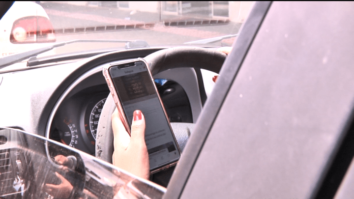 Usar celular enquanto dirige é uma das principais causas de acidentes no trânsito