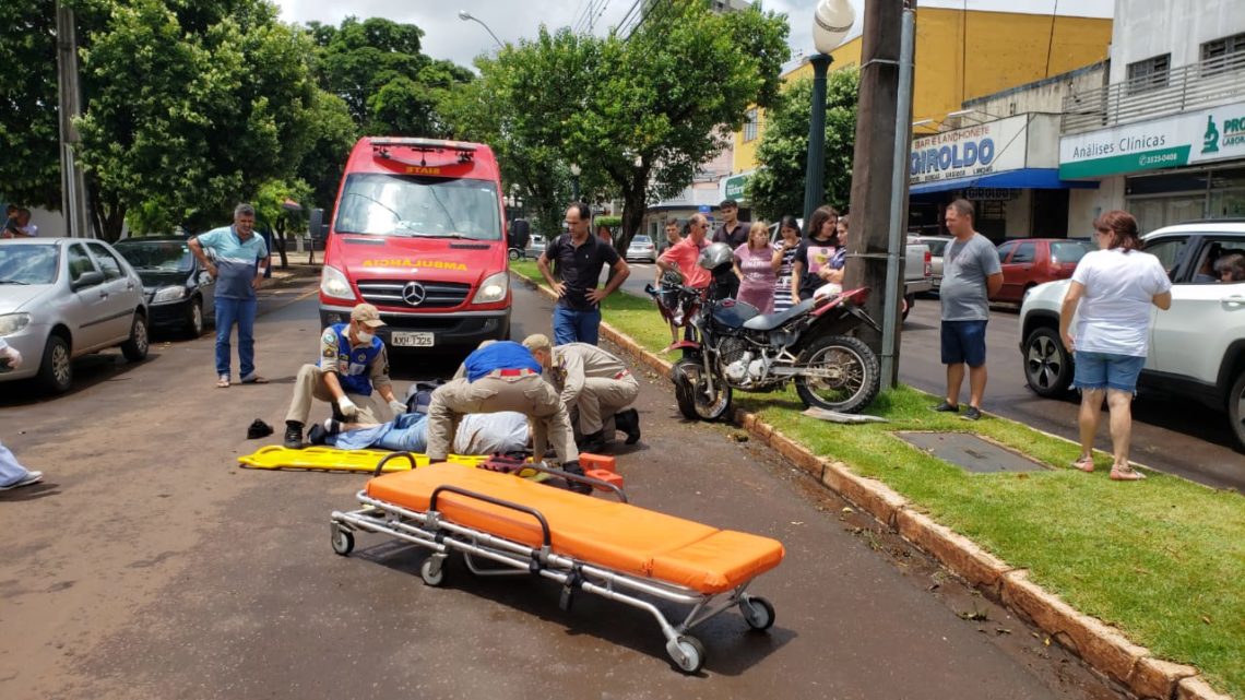 Colisão entre duas motos em frente a central Hospitalar deixa rapaz com ferimentos graves