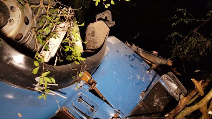 Condutor pula de caminhão desgovernado ao cair de ponte na Usina Mourão