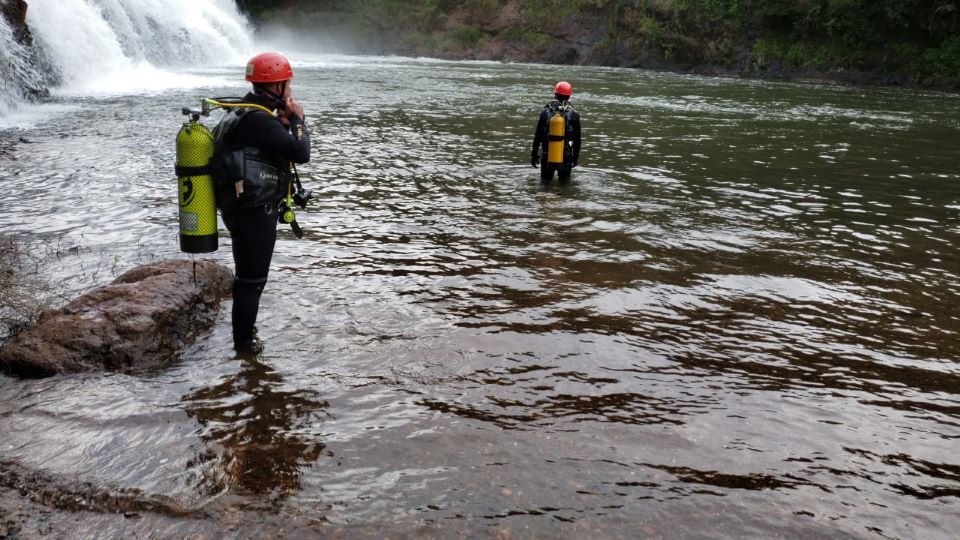 Corpo de Bombeiros procura por homem que se afogou na cachoeira do Barreiro das Frutas