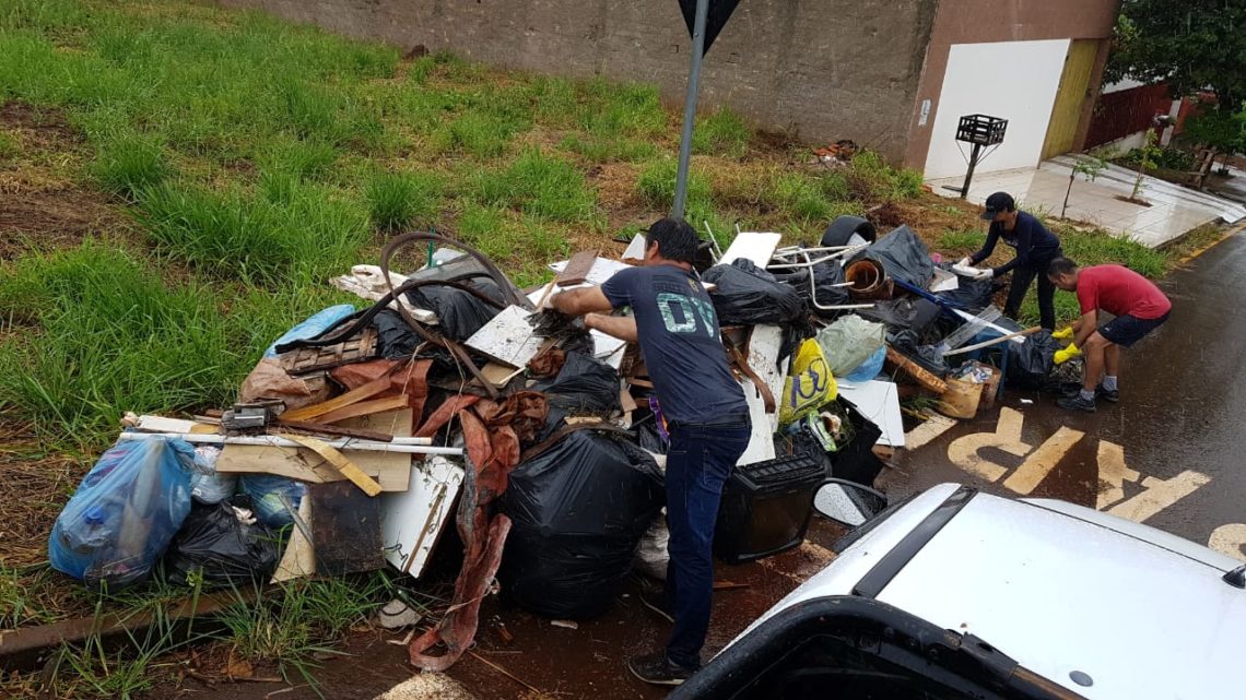 Mutirão retira mais de uma tonelada de lixo no parque das Acácias
