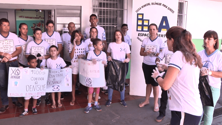 Escola bilíngue para surdos realiza passeata com alunos no combate a dengue