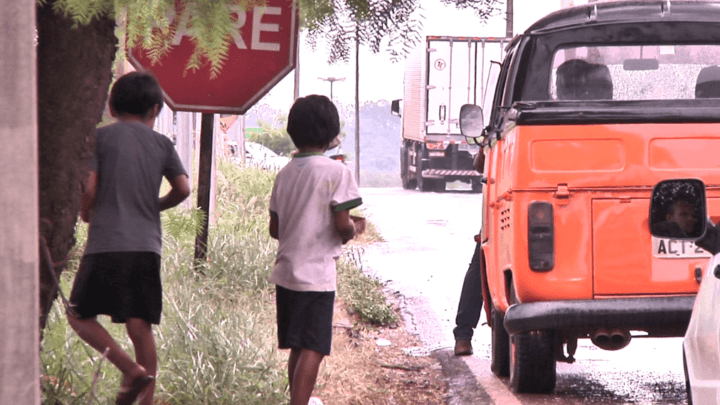 Conselho Tutelar explica situação de crianças indígenas vendendo doces nos semáforos