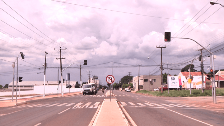 Imprudência no trânsito: Flagrantes mostram desrespeito nos semáforos de Campo Mourão
