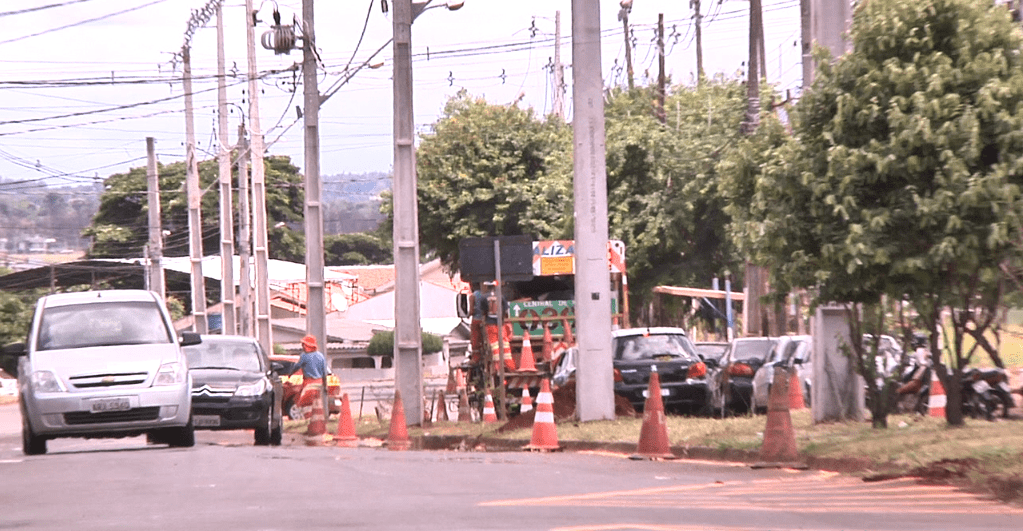 Está sendo concluída o novo posteamento e melhorias na avenida Pedro Viriato