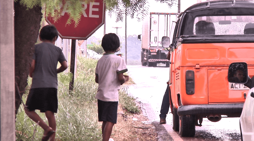 Conselho Tutelar explica situação de crianças indígenas vendendo doces nos semáforos