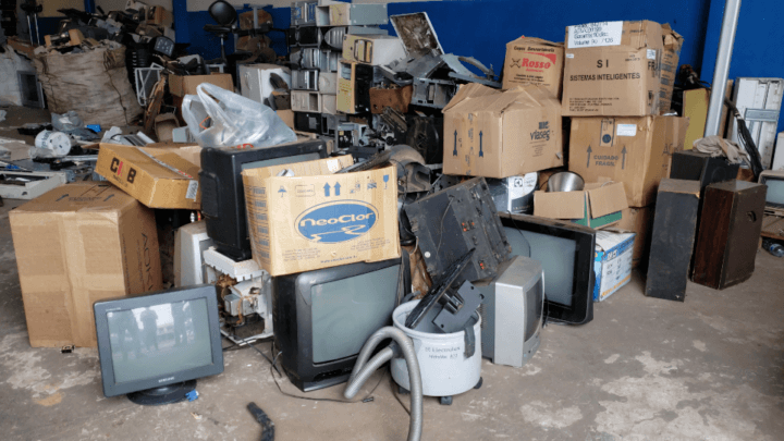 Empresa de Campo Mourão busca lixo eletrônico e linha branca em residências