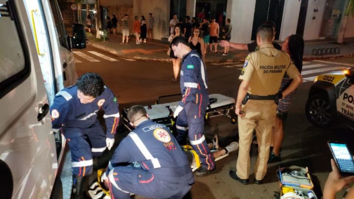Jovem fica ferido após cair de carroceria de Fiat Strada no centro de Campo Mourão