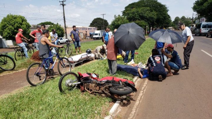 Dois jovens ficam feridos em acidente envolvendo motocicleta e Hilux na John Kennedy
