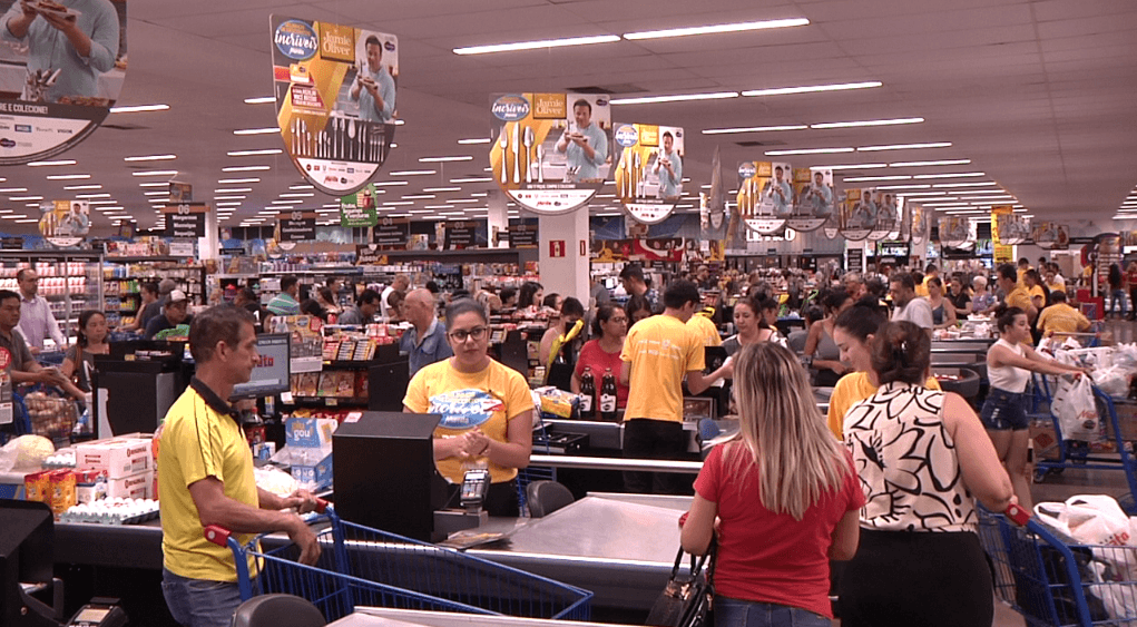 Campo Mourão: Mercados lotados e falta de álcool em gel nas gôndolas