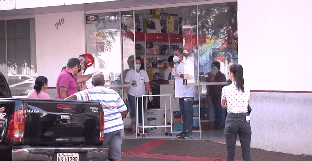 Loja vende 20 máscaras por 40 reais e uma fila se forma