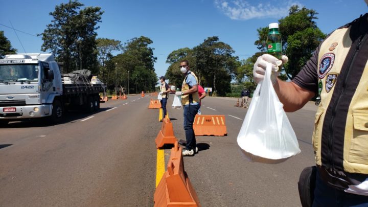 Moto Clube “Bodes do Asfalto” doa marmitas e bebidas aos caminhoneiros