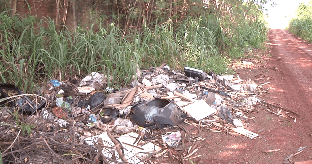 Restos de construções e lixos ainda são descartados em vários pontos da cidade