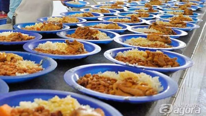 Merenda escolar está sendo entregue em kits para alunos da rede Municipal de ensino