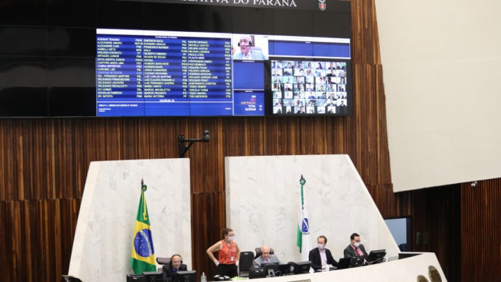 Deputados aprovam projeto que proíbe corte de água e luz durante pandemia no Paraná