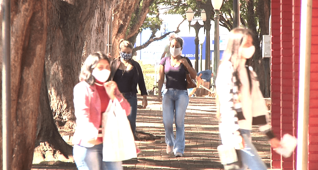 Uso de máscaras no comércio e órgãos públicos passa a ser obrigatório em Campo Mourão