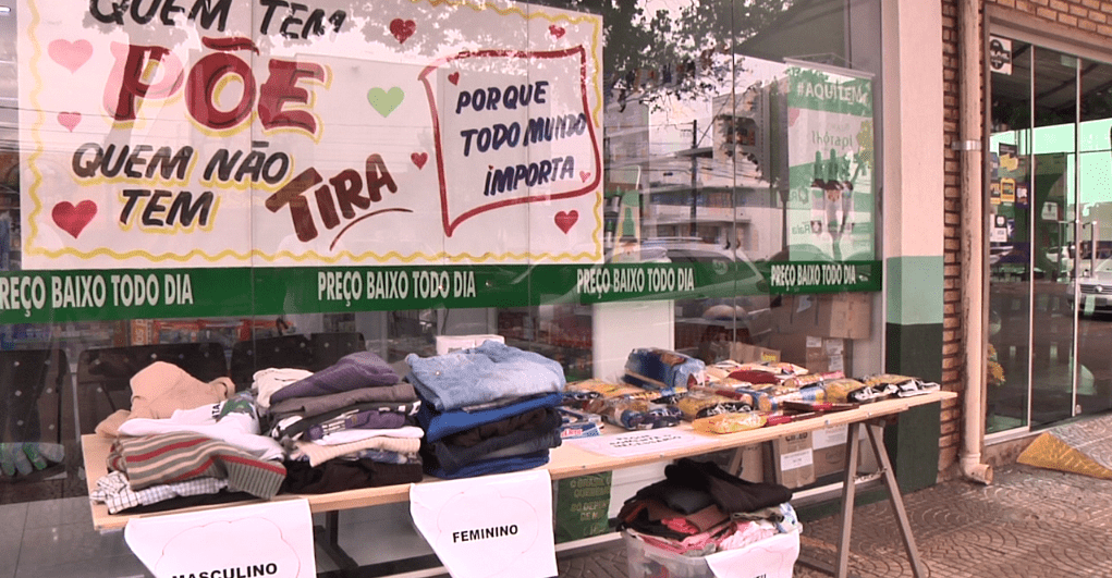 Mesa da solidariedade arrecada roupas e alimentos para pessoas necessitadas
