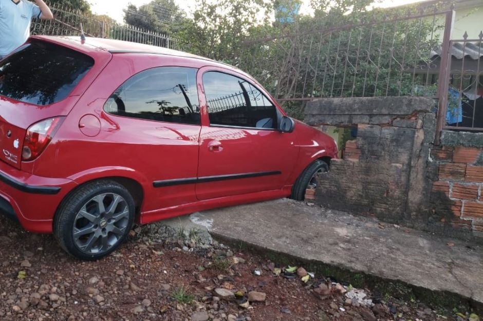 Acidente em Campo Mourão: Motorista passa mal e bate carro em muro
