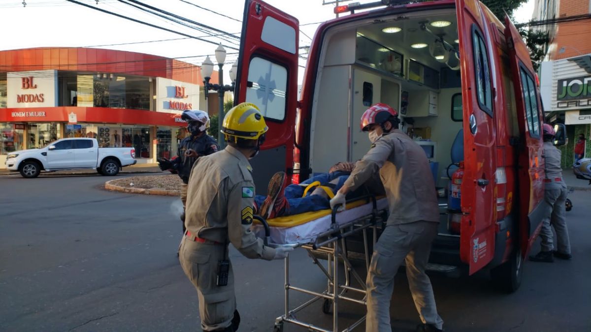 Condutor de ciclomotor fica ferido ao colidir com carro no centro de Campo Mourão