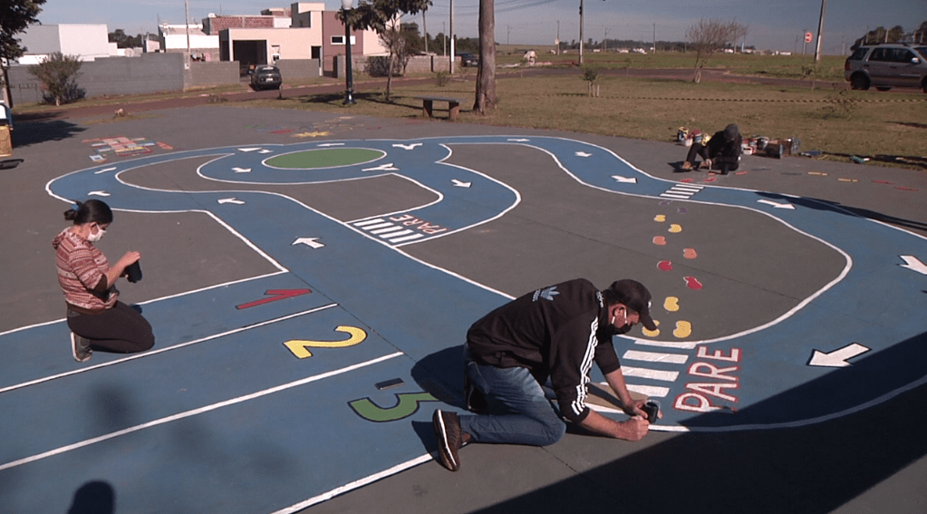 Voluntários concluem as pinturas na praça do Cidade Alta II Voluntários concluem as pinturas na praça do Cidade Alta II
