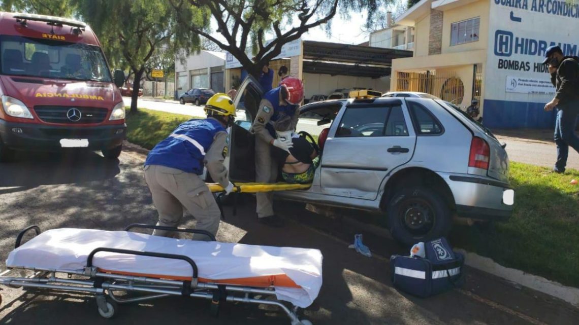 Mulher de 45 anos fica ferida em acidente na Avenida Miguel Luis Pereira em Campo Mourão